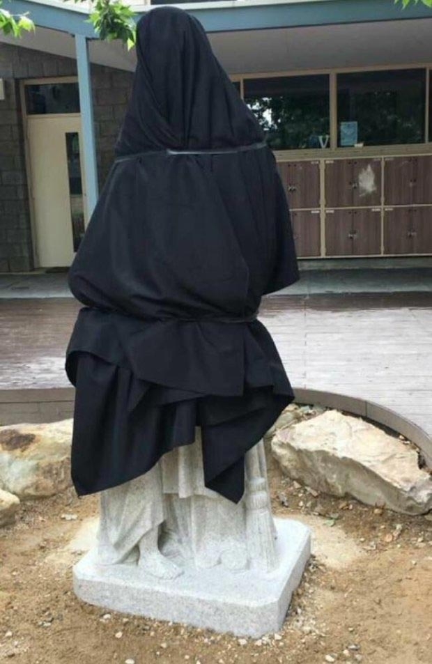 Католицька школа вибачилася за неоднозначну статую священика з хлопчиком