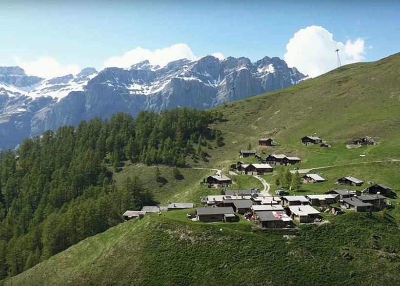 Швейцарська село виплатить $70 000 сім'ям, які бажають переїхати сюди жити