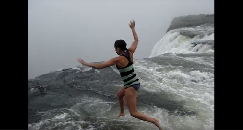Відео: Басейн диявола на краю 120-метрового водоспаду — тут купаються лише сміливці