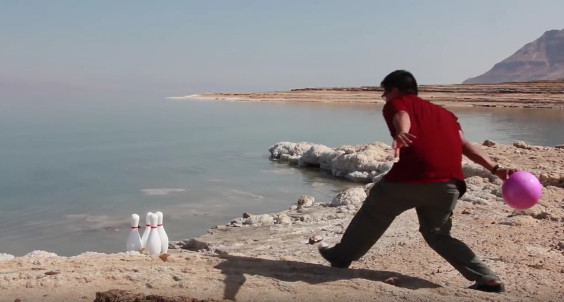 Відео: Хлопець проводить експеримент, кидаючи куля для боулінгу в Мертве море