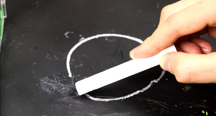 Відео: Що буде, якщо крейдою накреслити навколо мурашки коло