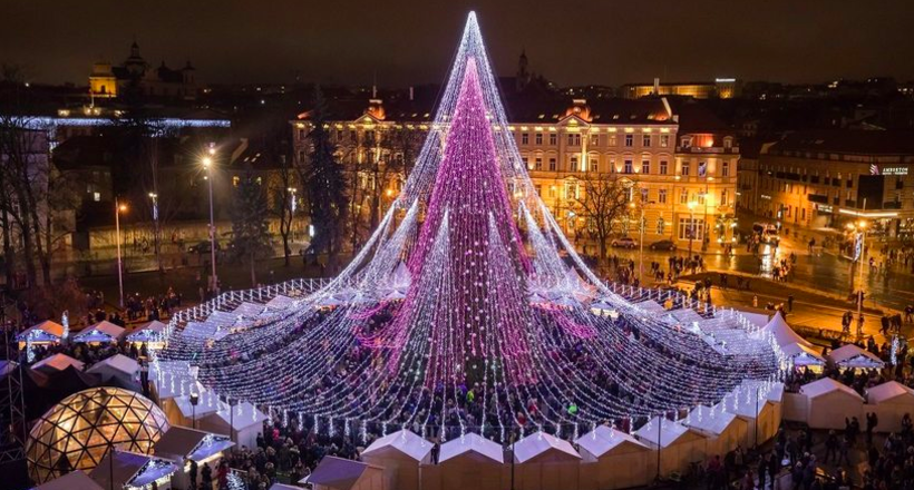 Чудова різдвяна ялинка у Вільнюсі прикрашена 70 000 лампочок і 900 іграшками