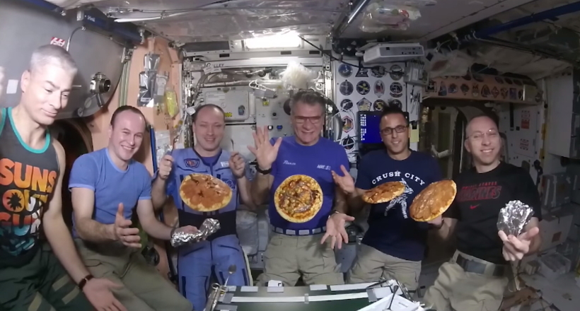 Відео: Як приготувати піцу в невагомості — майстер-клас від космонавтів з борту МКС