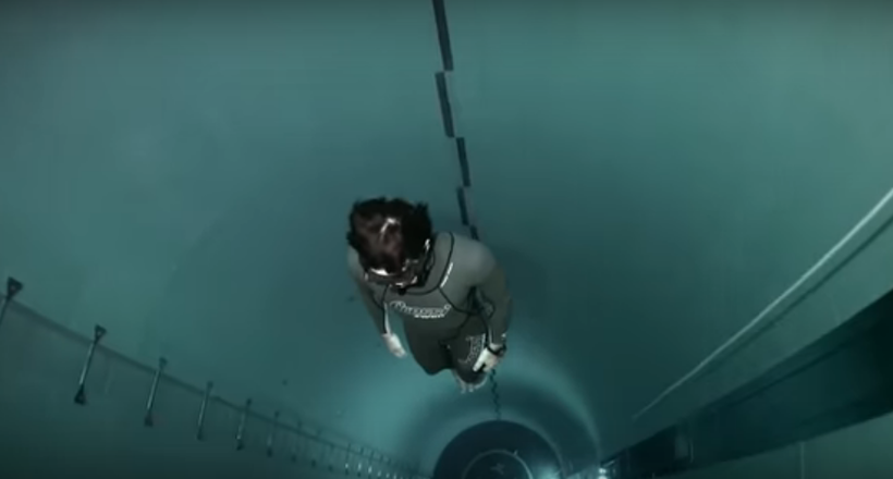 Відео: Басейн глибиною з 12-поверховий будинок