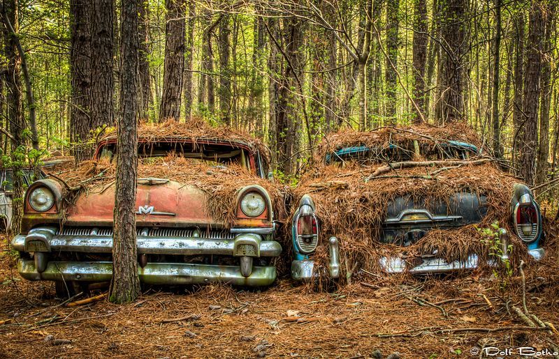 Колоритне кладовищі старовинних автомобілів у фотографіях