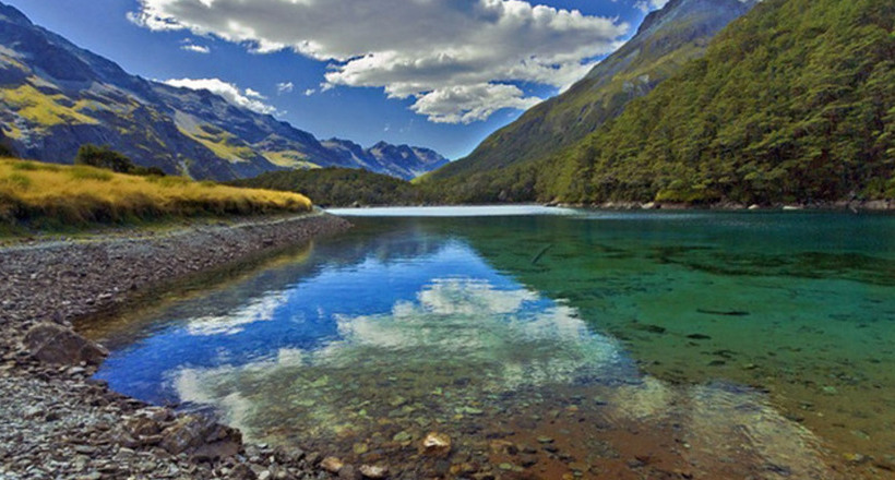 12 фото космічно прекрасного і найчистішого озера в світі, де не можна купатися