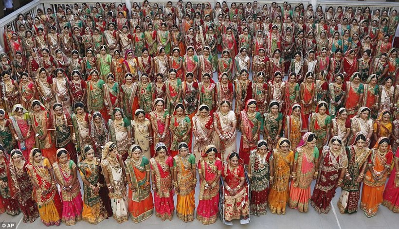 В Індії влаштували весілля відразу для 250 незаможних пар