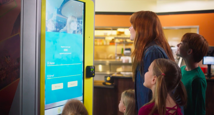 В бургерній в США поставили автомат, що розпізнає обличчя клієнтів і запам'ятовує замовлення