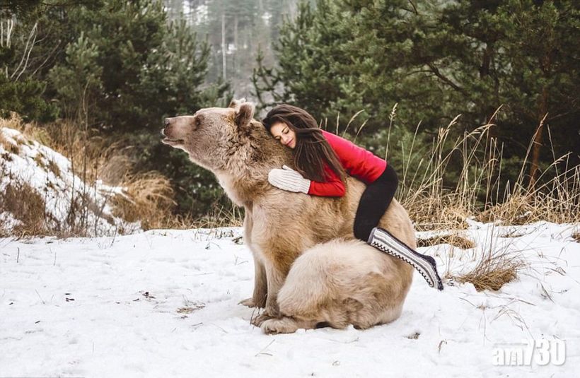 Австрійська гімнастка влаштувала фотосесію з бурим ведмедем 