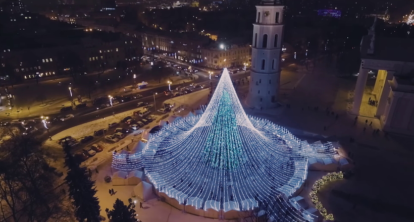 Відео: Саме чудове різдвяне дерево знаходиться у Вільнюсі