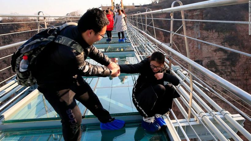 У Китаї відкрили найдовший скляний міст, та він приводить у жах