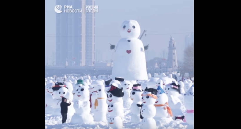 Відео: В честь Нового року в китайському парку зліпили 2018 милих сніговиків 