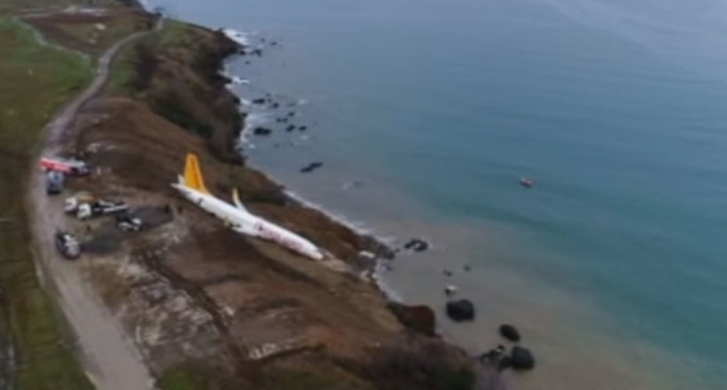 Відео: Літак з'їхав із злітно-посадочної смуги і повис над кручею