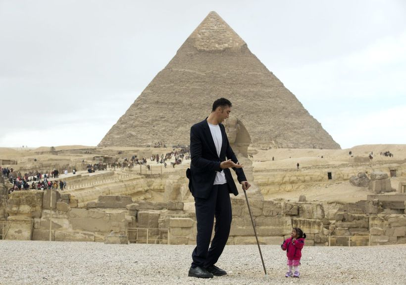 Найвищий чоловік і найменша жінка в світі зустрілися в Єгипті