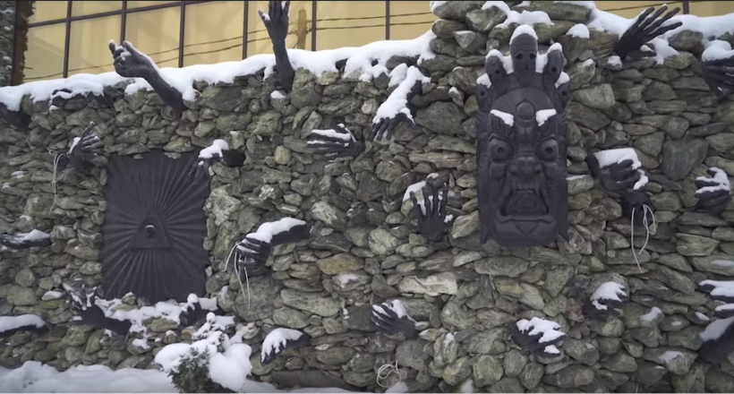 Відео: Приватний будинок в Білорусії, оформлений кістками, черепами і моторошними статуями