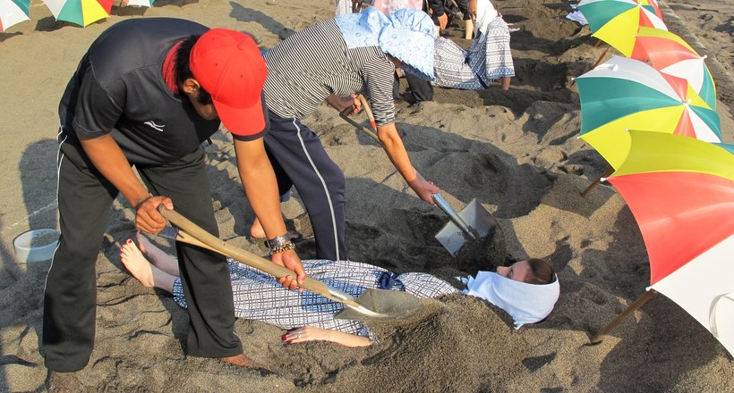 Навіщо японці закопують туристів в пісок