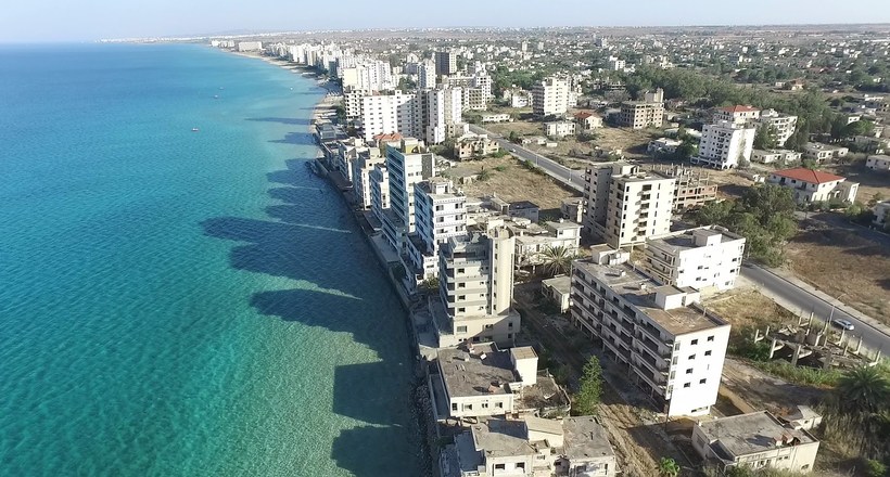 Місто-привид на Кіпрі: порожні фешенебельні готелі і колючий дріт