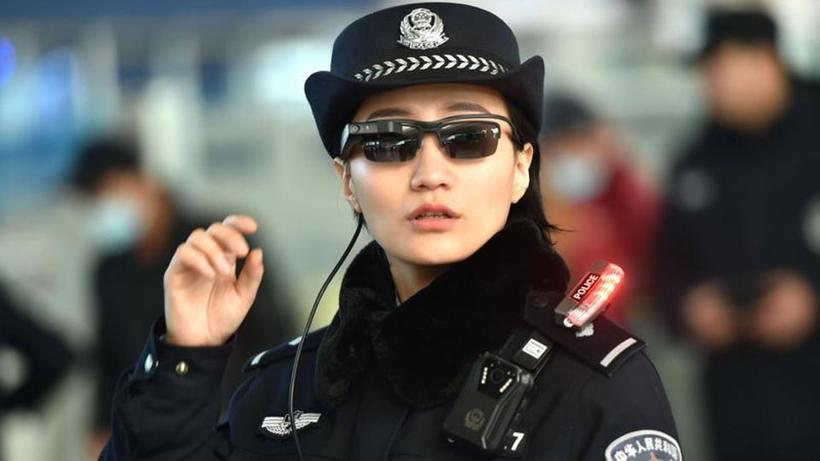 Китайських поліцейських забезпечили очками, які розпізнають обличчя перехожих