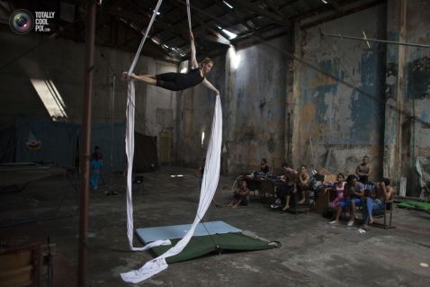 27 зворушливих і сильних знімків кубинських дітей, які мріють працювати в цирку