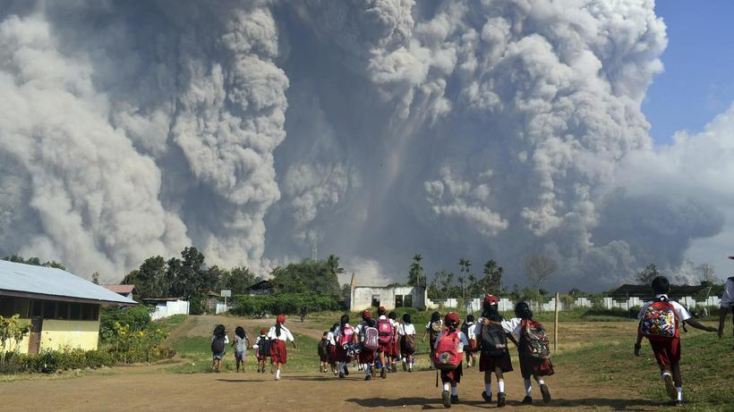 Заворожливе видовище: потужне виверження вулкану на Суматрі в фотографіях
