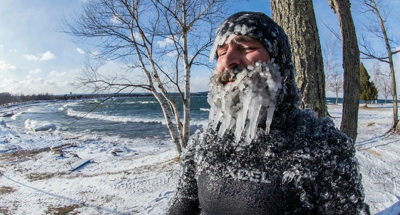 Відео: Що буде, якщо піти займатися серфінгом в мороз