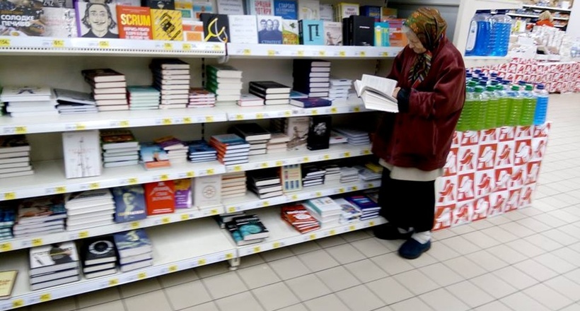 У супермаркет Києва 15 років приходить самотня старенька, щоб почитати книги