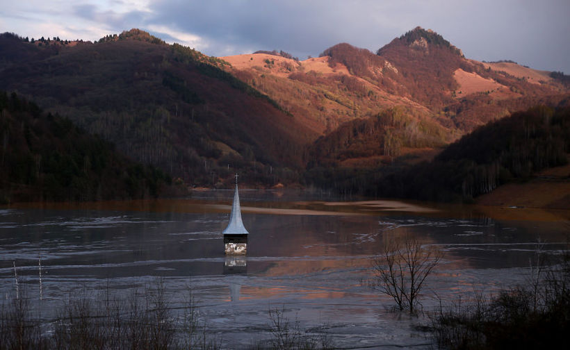 Румунська село, від якої залишився лише шпиль церкви, тоне в промислових відходах