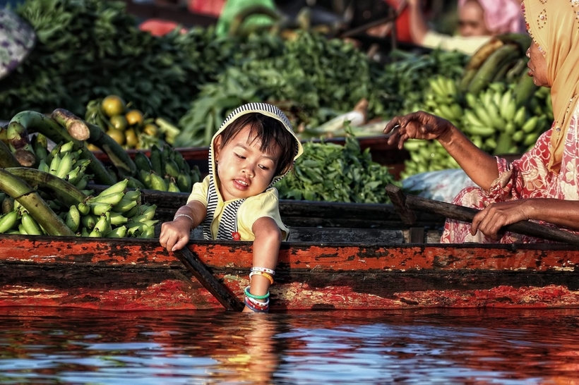 Чарівні фото мам і їх дітей на індонезійських плавучих ринках