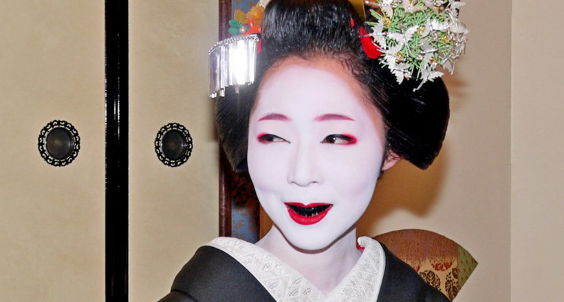 Про смаки не сперечаються: навіщо японці фарбували зуби в чорний колір