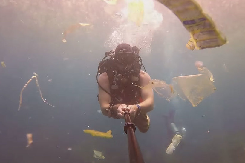 Жахливі кадри з Світового океану: дайвер занурився в океан сміття недалеко від Балі