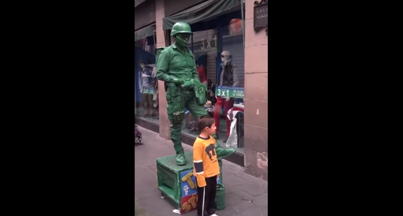 Відео: Жива статуя налякала хлопчика, який вирішив з ним сфотографуватися