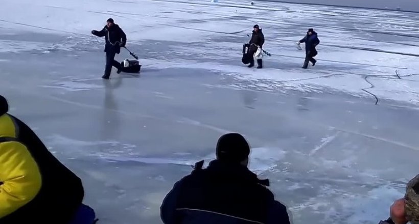 Відео: Рибалки в паніці тікають від хвилі, яка ламає лід