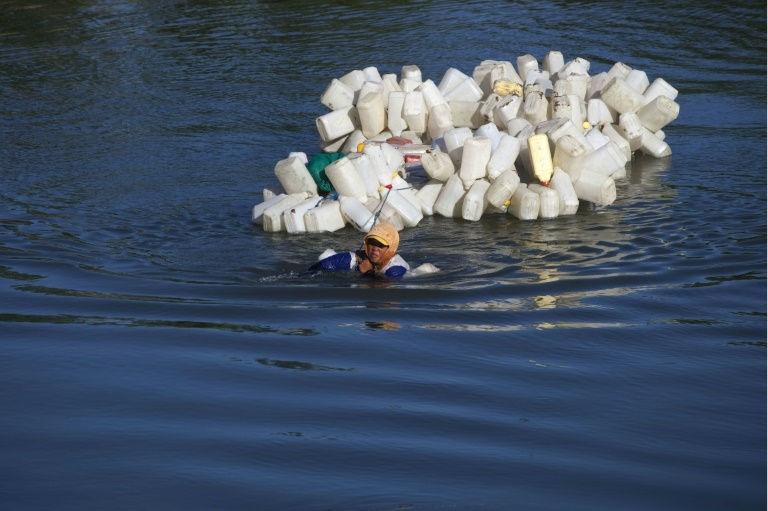 Як жінки Індонезії щоденно пропливають 4 кілометри, щоб набрати чистої води