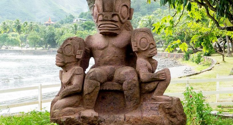 Великоголові люди або інопланетяни: кого зображують статуї острова Нуку-Хіва
