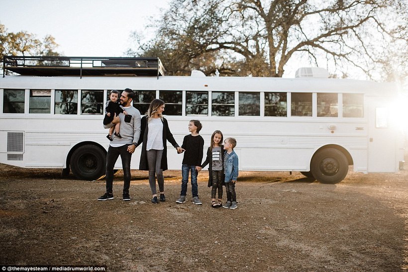 Багатодітна сім'я перетворила шкільний автобус в будинок на колесах, і це врятувало їх шлюб