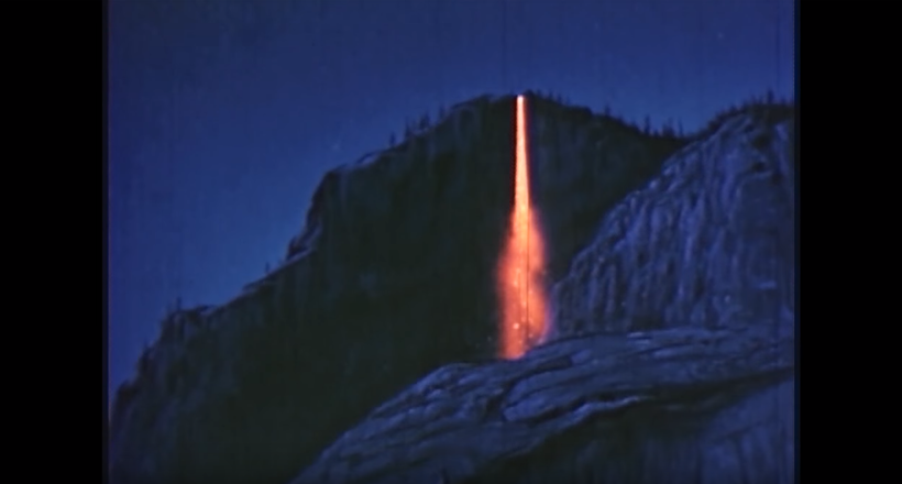 Відео: Як раніше для туристів створювали огнепад, скидаючи в долину жар