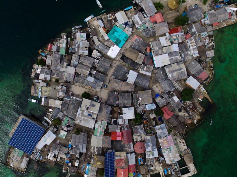 Як 1000 людей уживаються на острові розміром з футбольне поле
