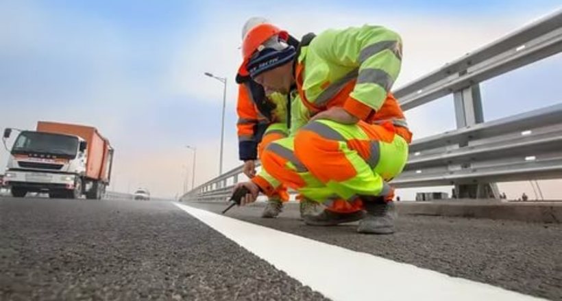 Відео: На Кримському мосту робочі приступили до завершального етапу — нанесення розмітки