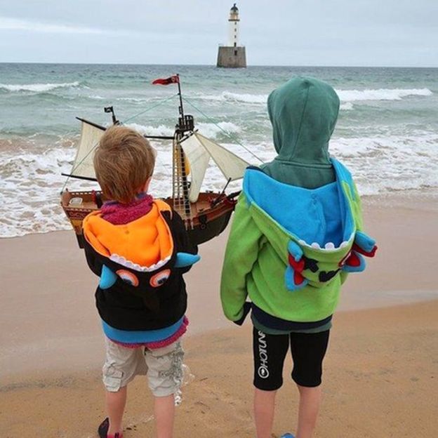 Хлопчики запустили іграшковий кораблик в море, і він майже перетнув Атлантику