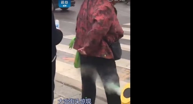 Відео: У Китаї випробовують новий засіб виховання пішоходів — кроплення водою