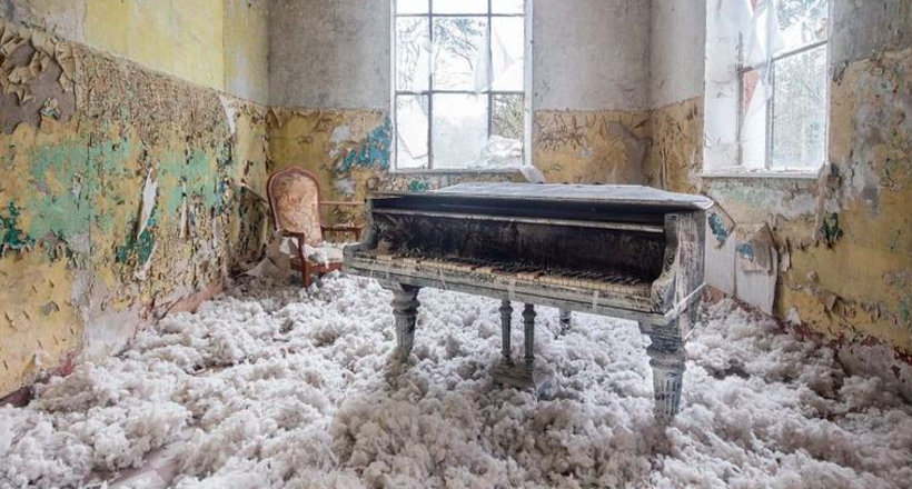 Піаніст і фотограф з Франції одержимий атмосферою занедбаних місць зі старими роялями