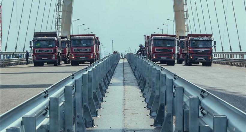 Відео: Кримський міст перевірили на міцність за допомогою восьми 35-тонних вантажівок