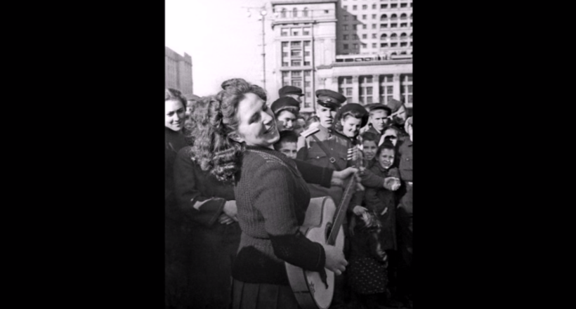 Відео: Що відбувалося на вулицях у День Перемоги 1945 року