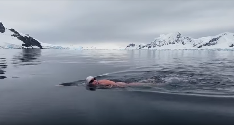 Відео: Жінка плаває в Антарктиді — самому холодному місці на Землі