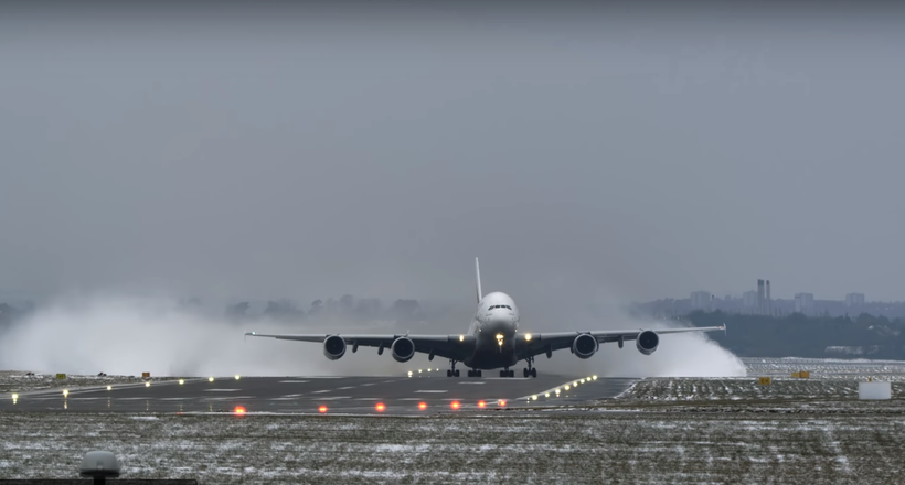 Відео: Найбільший авіалайнер у світі Airbus A380 злітає у сніговому хмарі