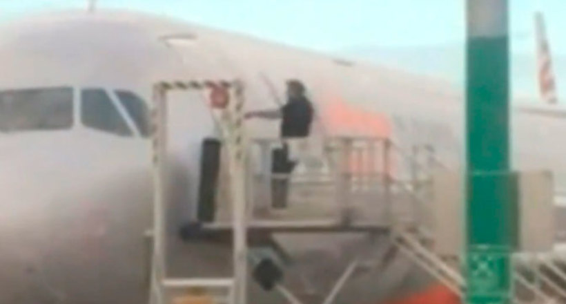 Відео: У Мельбурні чоловік, що спізнився на рейс, намагався штурмом потрапити в літак