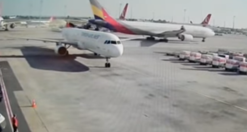 Зіткнення двох літаків в аеропорту Стамбула потрапило на відео