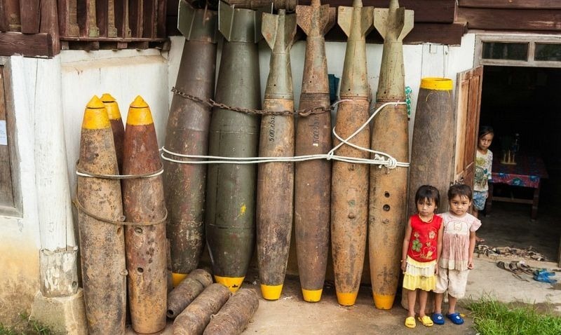 Човни, діжки і кашпо: як в селах Лаосу використовують бомби часів війни у В'єтнамі