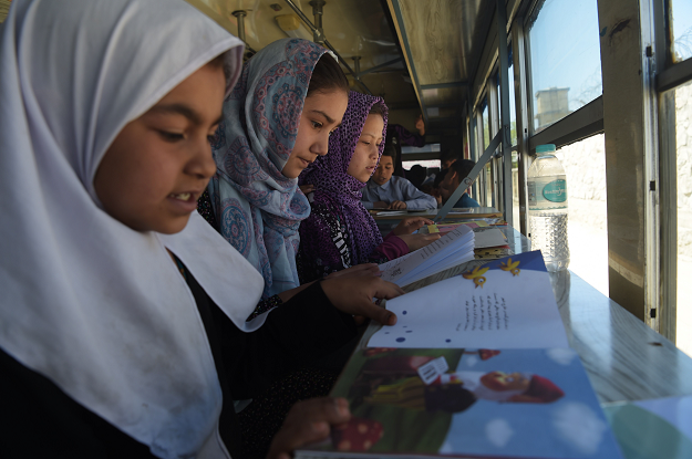 Автобус перетворили на бібліотеку, і тепер діти з Афганістану можуть читати