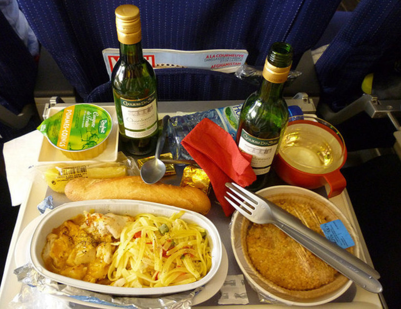 Як виглядають обіди на борту літаків різних авіакомпаній